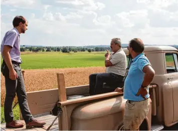  ?? Foto: Norbert Eibel ?? Projektbet­reuer Michael Hafner, Landwirt Paul Strixner und Anlieger Karl Heinz Schmidl (von links) beim Ortstermin auf dem Abenberg (Markt Pöttmes) mit Blick auf den Südteil der Schorner Röste.