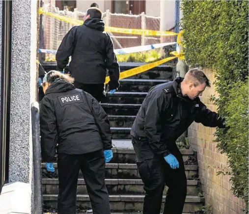  ??  ?? SEARCH Police hunt for clues in lanes around Oldtown Road, Inverness, after three men forced their way into a home and demanded cash