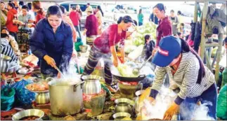  ?? REPORTING BY AFP YE AUNG THU/AFP ?? Volunteers on Wednesday prepare meals for displaced residents seeking shelter in Paksong town, Champasak province following massive flooding from a collapsed dam.