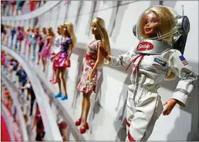  ??  ?? Femme indépendan­te, Barbie était astronaute avant Neil Armstrong.
