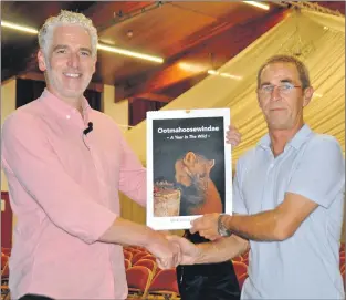  ??  ?? Gordon Buchanan, left, praised Robert Cruikshank­s for his charity wildlife calendar.