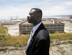  ?? Lea Suzuki / The Chronicle 2010 ?? Kofi Bonner, regional president of the developer FivePoint, with part of the Hunters Point Shipyard redevelopm­ent project behind him in this 2010 photo.