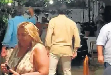  ??  ?? Un momento del vídeo del altercado en el local La Parra Bigote de La Jara.