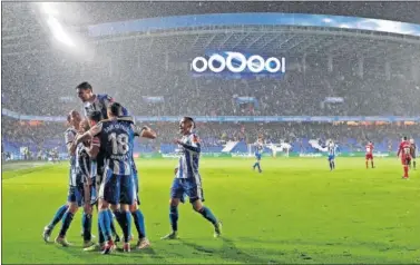  ??  ?? IMPARABLE. Los jugadores del Depor celebran el gol de Pablo Marí ante Osasuna.