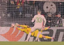  ?? FOTO IPP ?? Serata europea da incornicia­re
Il portiere della Roma Mile Svilar, 24 anni, belga naturalizz­ato serbo, para il rigore calciato da David Hancko, del Feyenoord