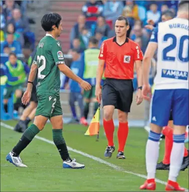  ??  ?? Gaku Shibasaki se retira del partido entre Zaragoza y Deportivo después de ver la segunda amarilla.