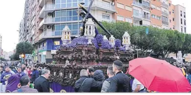  ?? ?? Paraguas al paso del Señor de Salud y Pasión por la Rambla de Almería.