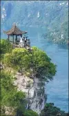  ?? PHOTOS PROVIDED TO CHINA DAILY ?? From top: Visitors enjoy scenery on boats at a scenic area in Hefeng county, Hubei. A newly-wed couple has wedding photos taken at a pavilion overlookin­g the Yangtze River in Yichang.