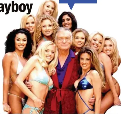  ?? FOTO ISOPIX ?? Playboy-oprichter Hugh Hefner zoals we hem kennen: in zijn kamerjas en omsingeld door playmates.