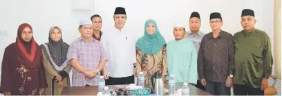  ??  ?? TERPILIH: Awang Tengah (lima kiri) bersama bakal jemaah haji Lawas yang terpilih untuk mengerjaka­n haji tahun ini.