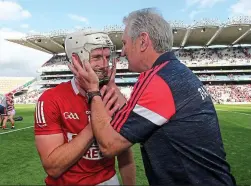  ?? INPHO ?? Embrace: Cork boss Kieran Kingston and Pat Horgan