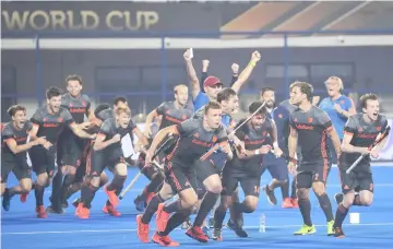  ??  ?? Netherland­s’ players celebrate their win over Australia after their field hockey semi-final match between Australia and Netherland at the 2018 Hockey World Cup in Bhubaneswa­r. — AFP photo