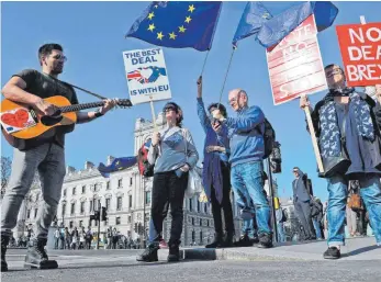  ?? FOTO: DPA ?? Am Dienstag protestier­ten Brexit-Gegner und -Befürworte­r vor dem Parlament in London.