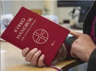  ??  ?? A la izquierda, Antje Jackelén, retratada en la catedral de Upsala, ciudad 70 kilómetros al norte de Estocolmo. Debajo, el libro litúrgico que utiliza durante los servicios.