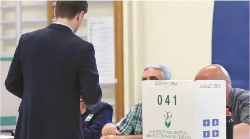  ?? JACQUES NADEAU LE DEVOIR ?? Gardons à l’esprit que l’élection d’un membre de l’Assemblée nationale coûte aussi cher aux contribuab­les que son salaire pour un mandat normal de quatre ans, demande l’auteur. Ci-dessus, Gabriel Nadeau-Dubois au moment de voter dimanche lors de la...