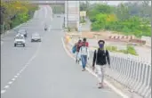  ?? RAJ K RAJ/HT PHOTO ?? ■
Migrant workers leave Delhi on foot on the second day of the nationwide lockdown on Thursday.