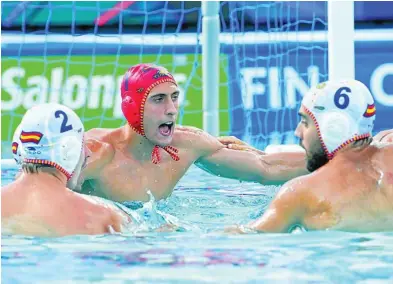  ?? EFE ?? Unai Aguirre, portero de España celebra con sus compañeros la victoria ante Italia