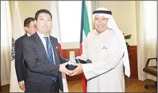  ??  ?? KCCI board member Tareq Bader Salem Al-Mutawa hands over a plaque to
Japan’s MENA region Managing Director Masami Ando.