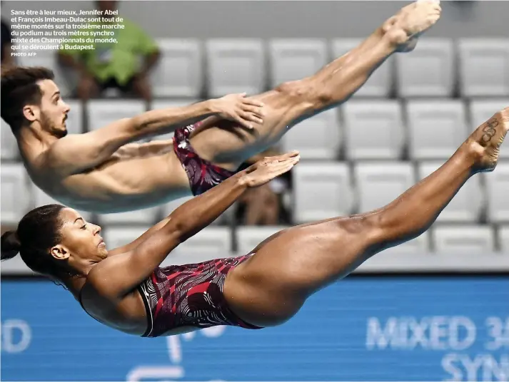  ?? PHOTO AFP ?? Sans être à leur mieux, Jennifer Abel et François Imbeau-Dulac sont tout de même montés sur la troisième marche du podium au trois mètres synchro mixte des Championna­ts du monde, qui se déroulent à Budapest.