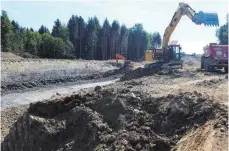  ??  ?? Mondlandsc­haft bei Riedern: Hier werden gewaltige Erdmassen bewegt.