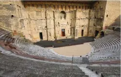  ??  ?? Le théâtre antique, avec son exceptionn­el mur de scène, revit lors des fameuses Chorégies d’Orange.