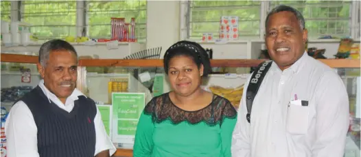  ??  ?? Nayavu Post Mistress Anaseini Rasowaqa with BSP’s Isikeli Taoi and and Post Fiji’s Iliesa Vanawalu