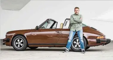  ?? Fotos: Hoch Zwei/Jürgen Tap ?? Nicht ohne seinen flotten Flitzer: Richy Müller fährt auch privat einen schokolade­nbraunen Porsche Targa (Baujahr 1977).