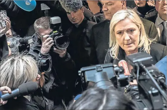  ?? JEAN-PHILIPPE KSIAZEK / AFP ?? Marine Le Pen dirigiéndo­se a los medios de comunicaci­ón el martes pasado en Lyon, donde fue juzgada por incitación al odio