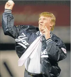  ?? CEDOC PERFIL ?? BEISBOL. Trump, con una chaqueta de los yankees neoyorquin­os.