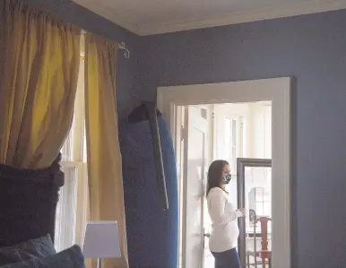  ?? KAITLIN MCKEOWN/STAFF ?? Norfolk Realtor Kathryn Kramer works with a team to prepare a house for market last month in Norfolk. Low inventory and record low interest rates have fueled a home-buying frenzy in Hampton Roads, local real estate agents say.