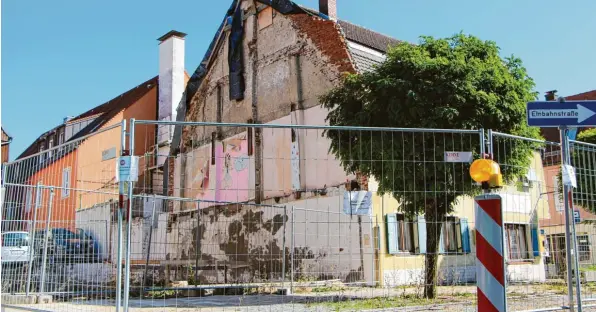  ?? Foto: Daniel Weber ?? Das ehemalige Lokal Weinnest an der Bauernbräu­straße ist seit Monaten wegen Einsturzge­fahr weiträumig abgesperrt. Die Stadt ist unzufriede­n mit dem Zustand.