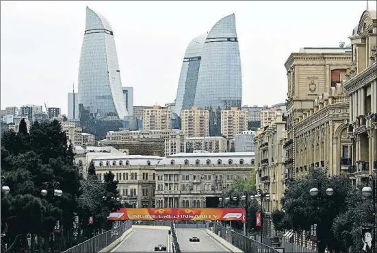  ?? MARK THOMPSON / GETTY ?? Una de las imágenes de postal del trazado urbano de Bakú, con las futuristas Flame Towers al fondo de la ciudad