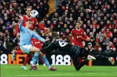  ?? ?? Der var knald på, da de to tophold mødtes. Kampen endte 1-1. Det kan Liverpool aergre sig mest over. Foto: Carl Recine