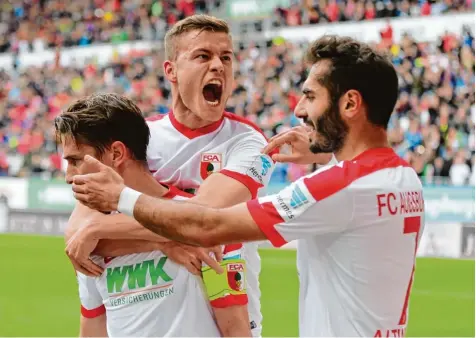  ?? Foto: Ulrich Wagner ?? Kampfgeist und unbändiger Wille. Das sind die Tugenden, die Alfred Finnbogaso­n (Mitte) verkörpert. Beim 2:1 Sieg gegen den 1. FC Köln freut er sich mit Kapitän Paul Ver haegh (links) und Halil Altintop.