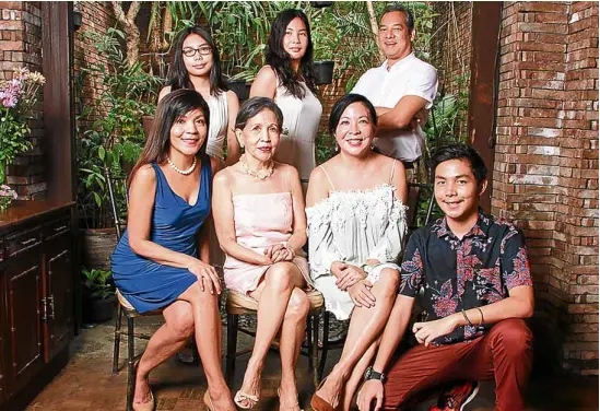  ?? –PHOTOS BY NELSONMATA­WARAN ?? Three generation­s: Letlet and Malu Veloso, Vicky Veloso-Barrera and her son Joshua. Standing: Justine, Hannah and Vicky’s husband Roberto Barrera