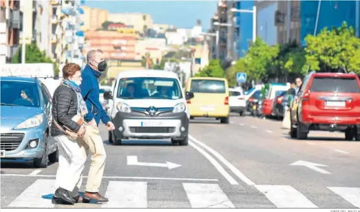  ?? JORGE DEL ÁGUILA ?? Dos personas con mascarilla cruzan por la Avenida de las Fuerzas Armadas de Algeciras.