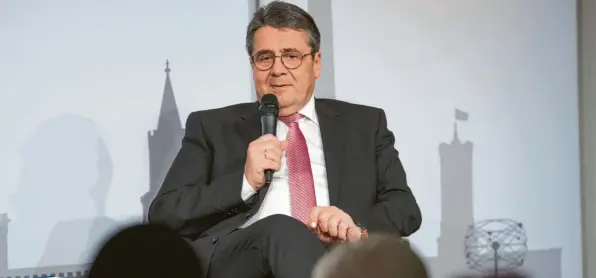  ?? Foto: Jörg Carstensen, dpa ?? Weil der Höhepunkt der Corona-Krise noch gar nicht erreicht sei, fordert Sigmar Gabriel von Politikern wie Bürgern zunächst mehr Geduld und Durchhalte­vermögen.