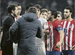  ?? FOTO: SIRVENT ?? Koke, capitán del Atlético, se encara con Yuri al final del partido