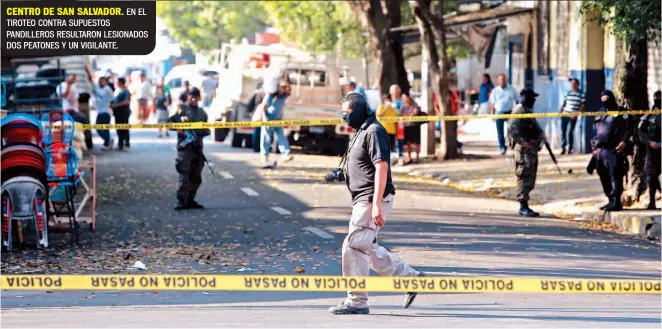  ??  ?? CENTRO DE SAN SALVADOR. EN EL TIROTEO CONTRA SUPUESTOS PANDILLERO­S RESULTARON LESIONADOS DOS PEATONES Y UN VIGILANTE. Sábado 23 de febrero de 2019