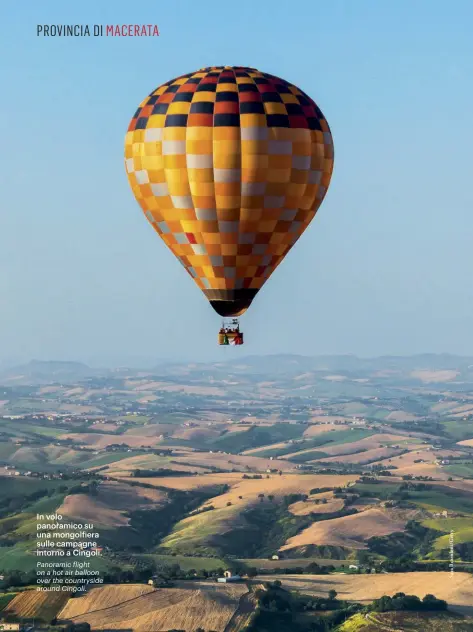  ??  ?? In volo panoramico su una mongolfier­a sulle campagne intorno a Cingoli. Panoramic flight on a hot air balloon over the countrysid­e around Cingoli.