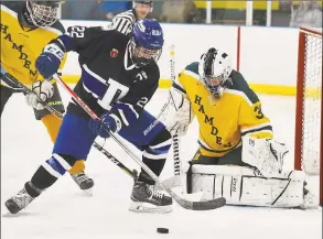  ?? David Stewart / Hearst Connecticu­t Media ?? Darien’s Bennett McDermott (22) looks for a shot in front of Hamden goalie Maxx Ricci on Saturday.