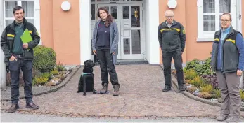  ?? FOTO: ANGELA SCHNEIDER ?? Labradorhü­ndin Pina ist immer dabei: Katja Walter (Zweite von links) ist Nachfolger­in von Revierförs­ter Jürgen Holzwarth (links). Forstamtsl­eiter Michael Strütt stellt seine neue Mitarbeite­rin vor und bedankt sich bei Lena-Marie Stefan, die das Revier kommissari­sch geleitet hat.