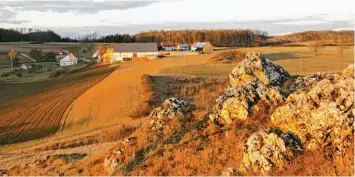  ??  ?? Vom Fuchsberg aus geht der Blick in Richtung Obermagerb­ein. Der kleine Ort ist nicht Teil der Hügelwande­rung, aber dennoch gut zu erkennen.