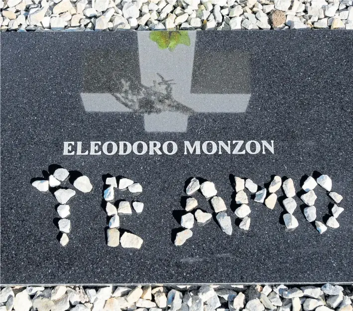  ?? FERNANDO DE LA ORDEN ?? Amor. La tumba del conscripto Eleodoro Monzón, con su nueva lápida en el cementerio de Darwin. Con piedras, su hermana Mirta le escribió todo lo que lo quiere.