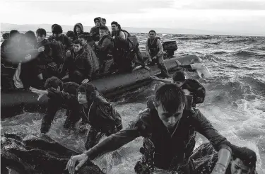  ?? New York Times file photos ?? Migrants fleeing Turkey arrive by rubber raft on a northern shore of the Greek island of Lesbosin 2015. Greece is proposing a net to avert smuggling boats in the face of a seemingly endless influx of migrants.