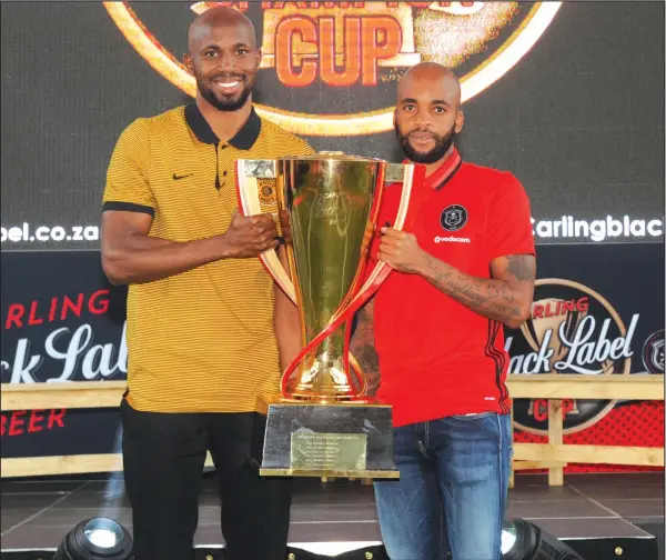  ?? ISITHOMBE: SITHUNYELW­E ?? URAMAHLWE “Rama” Mphahlele weChiefs no-Oupa “Ace” Manyisa weBucs bebambe indebe kwethulwa iCarling Black Label Cup ngoLwesibi­li eGoli.