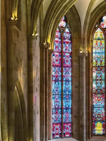  ??  ?? Das Digitale im Sakralen: Wo sonst biblische Szenen und Figuren wirken, setzte der Künstler Gerhard Richter in der Abteikirch­e