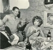  ??  ?? Esta fotografia teve honras de primeira página
no DN de 6 de setembro de 1968.
A atriz italiana Gina Lollobrigi­da foi jantar a Cascais ao restaurant­e João Padeiro
e ficou impression­ada com a lagosta que
lhe mostraram.