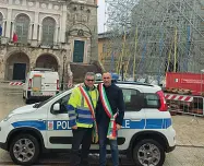  ??  ?? La consegna Alemanno con Salvetti ieri a Norcia