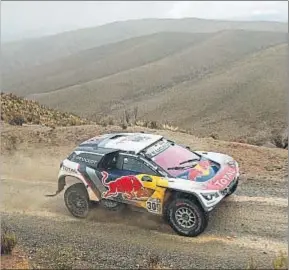  ?? DAVID FERNÁNDEZ / EFE ?? Loeb rueda con seguridad en el Altiplano camino de la victoria de etapa